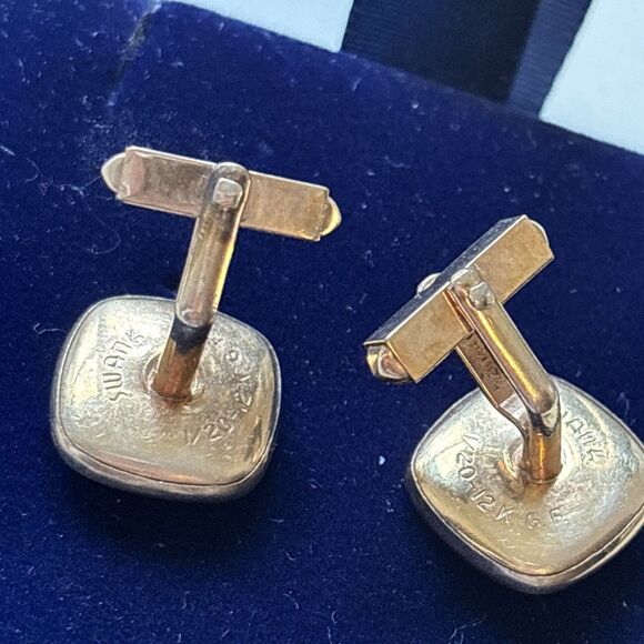 VINTAGE 1/20-12 K G. F. SWANK OVAL DARK RUBY RED LUCITE  CUFFLINKS - Picture 2 of 4